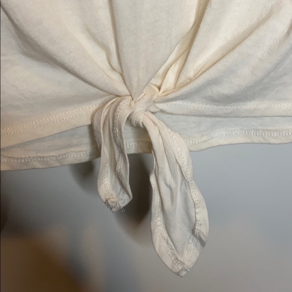 Zoe + Liv Off White T-shirt. Front tie. - Picture 4 of 5